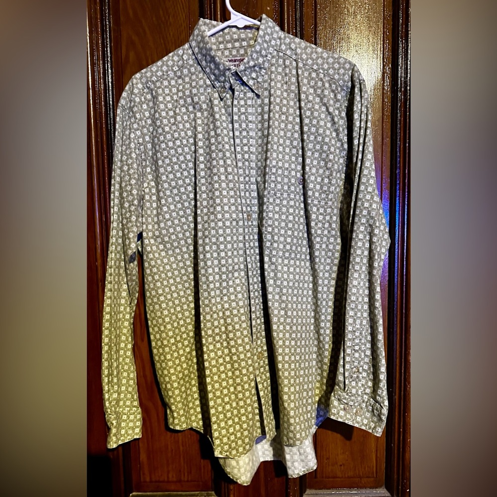 Wrangler Rugged Wear Ling Sleeve Button Down Size Large